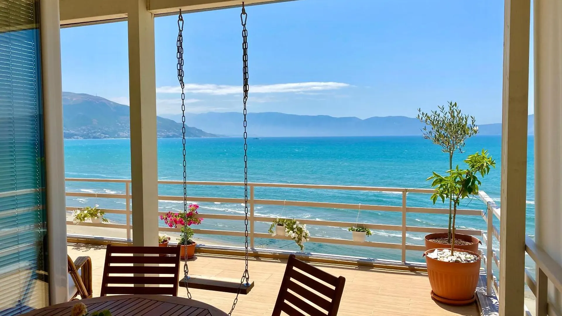 Eka Luxury Beachfront Two-Bedroom Apartment Vlorë