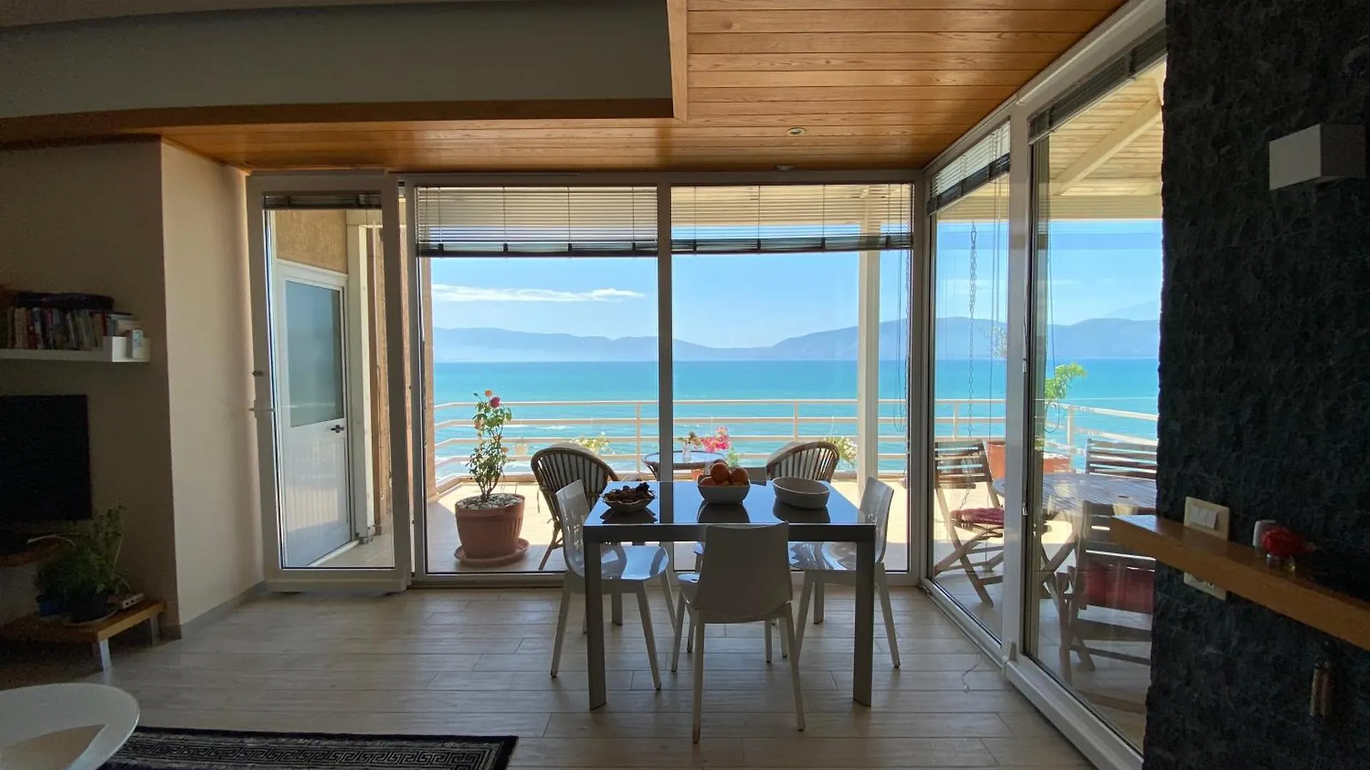 Eka Luxury Beachfront Two-Bedroom Apartment Vlorë