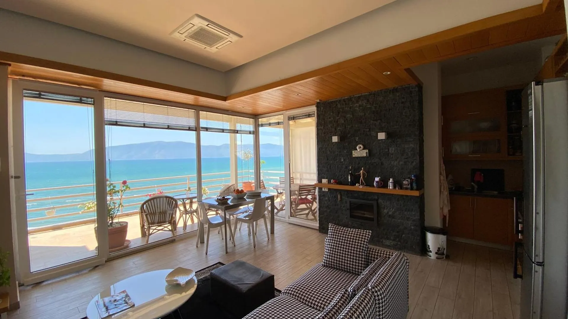 Eka Luxury Beachfront Two-Bedroom Apartment Vlorë 0*,  Albanien